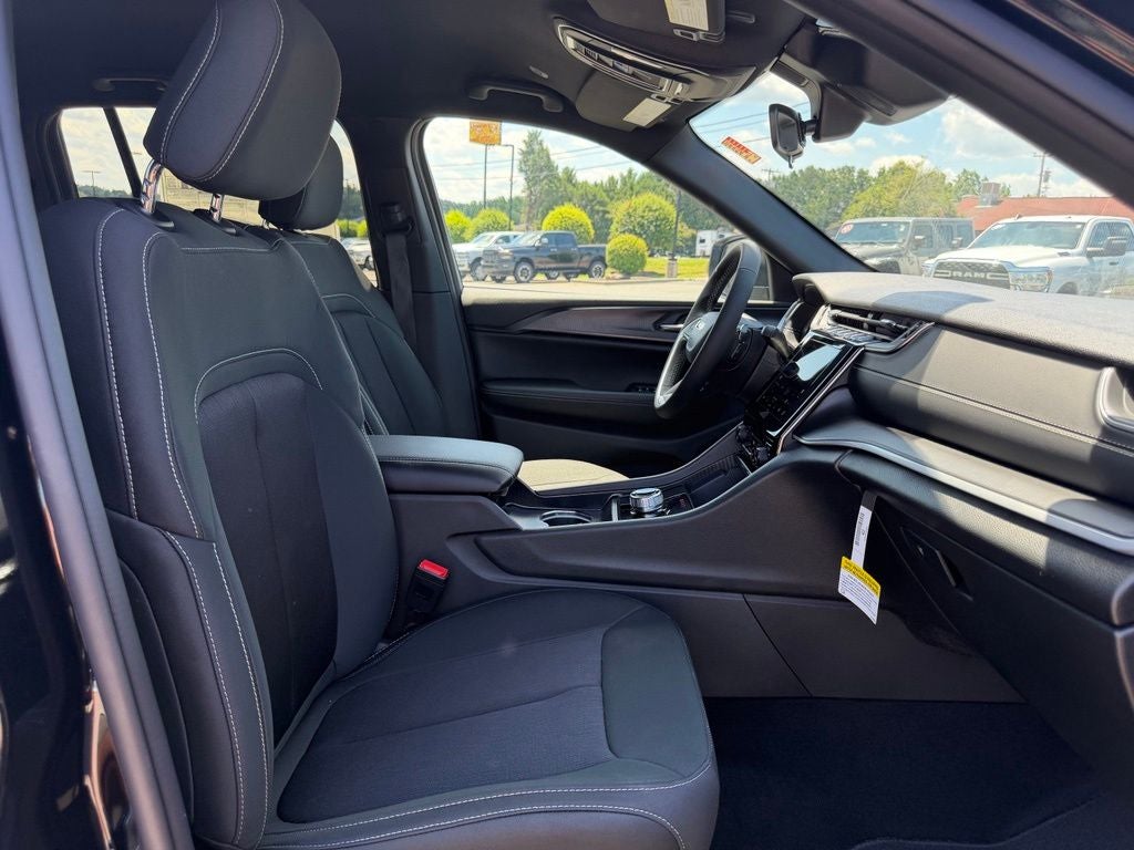 2026 Jeep Grand Cherokee Laredo 4x2