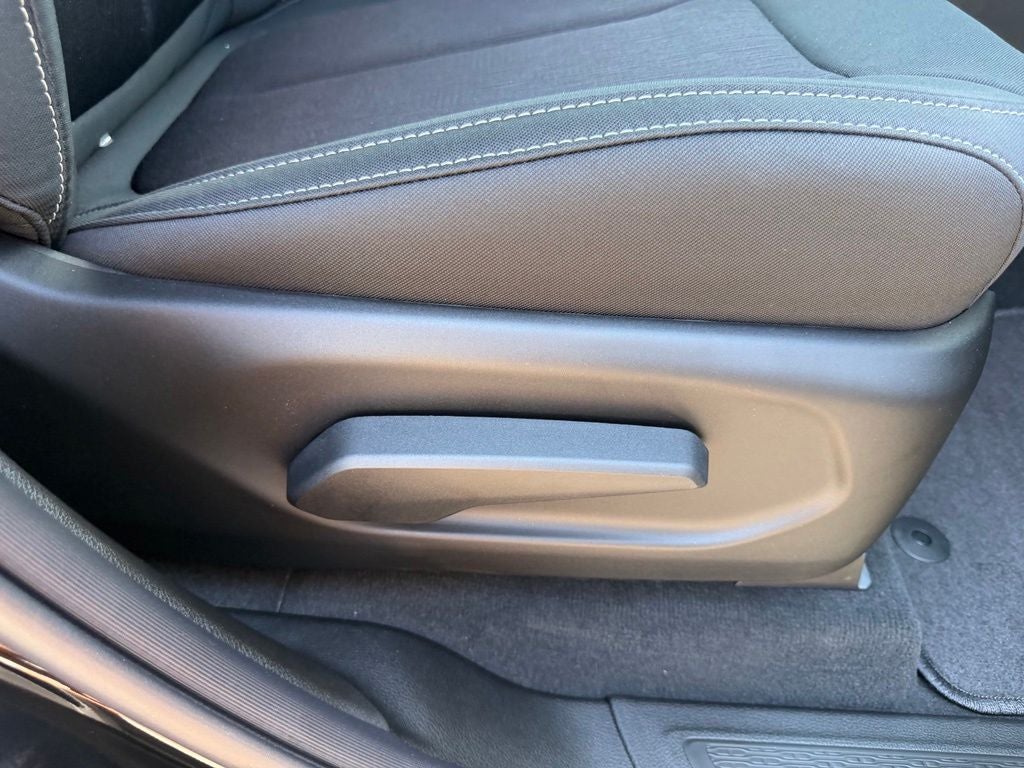 2026 Jeep Grand Cherokee Laredo 4x2