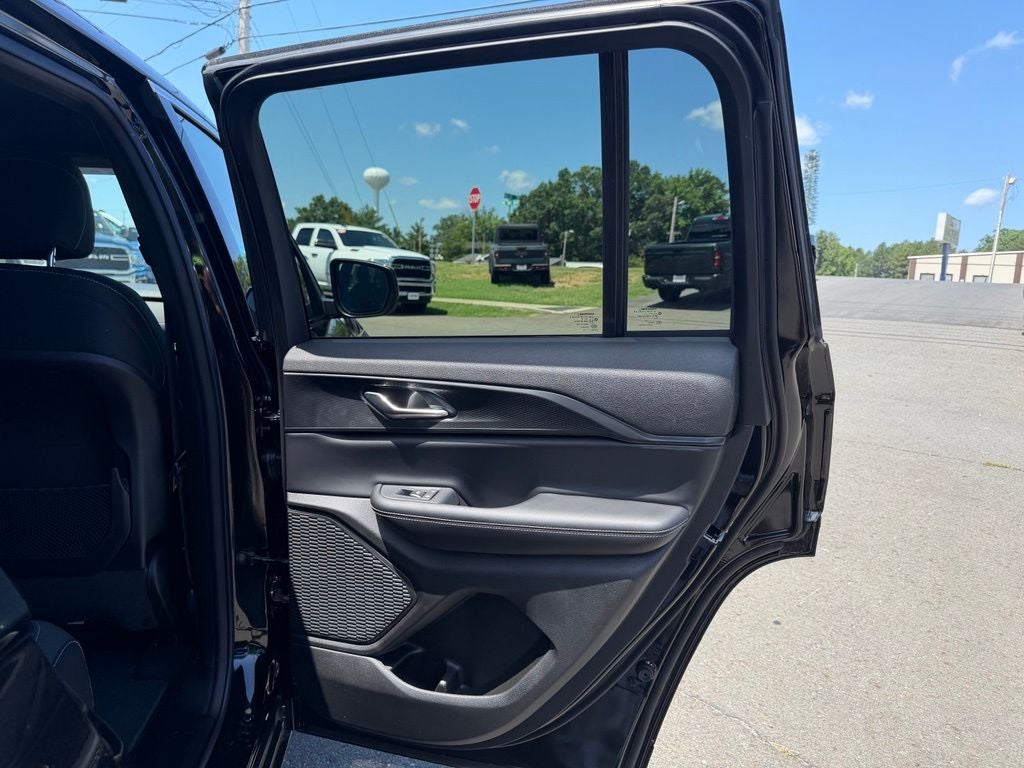 2026 Jeep Grand Cherokee Laredo 4x2