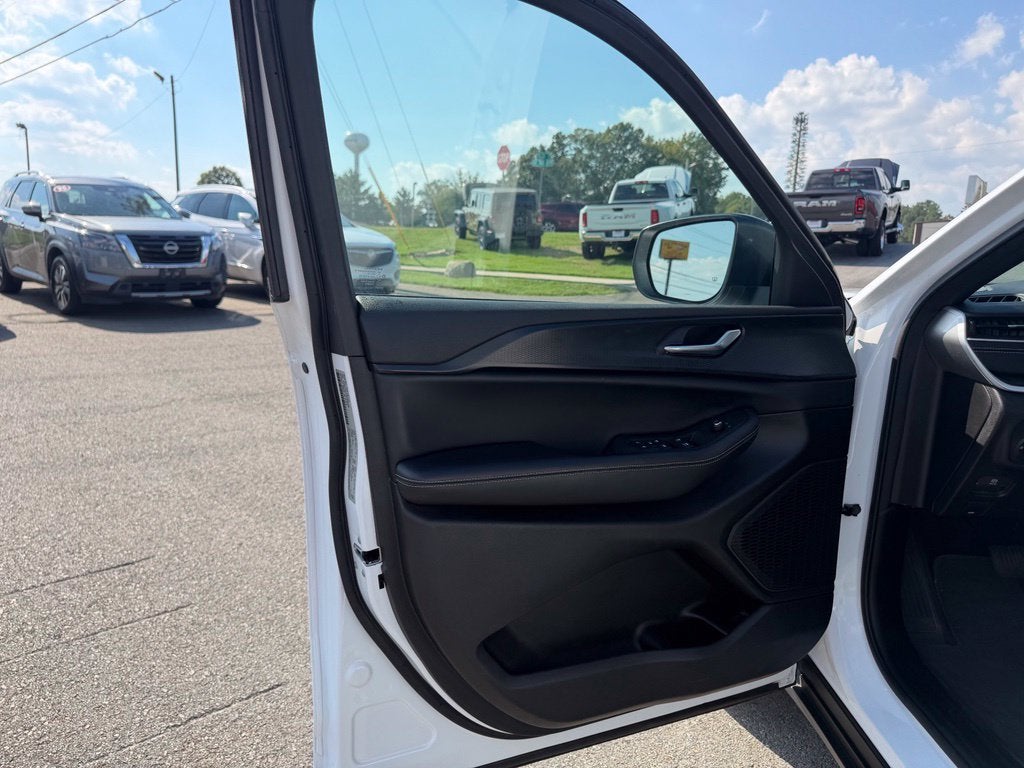 2025 Jeep Grand Cherokee Laredo X 4x4