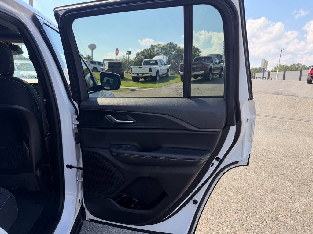 2025 Jeep Grand Cherokee Laredo X 4x4