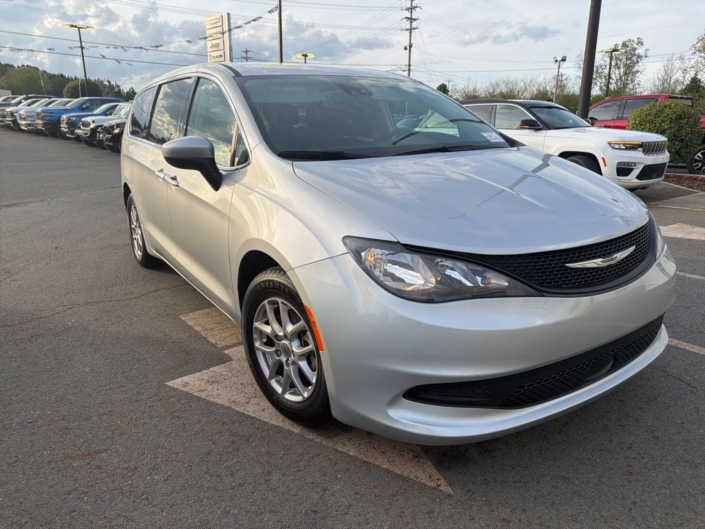 2023 Chrysler Voyager LX