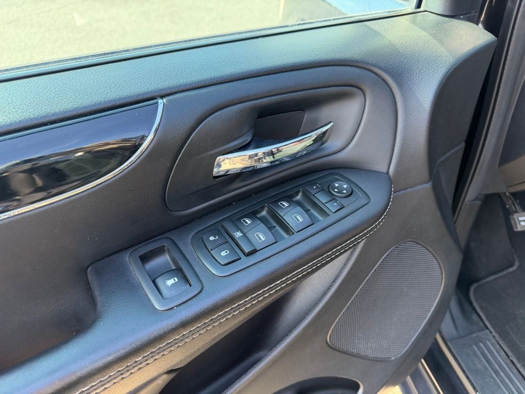 2013 Chrysler Town & Country S