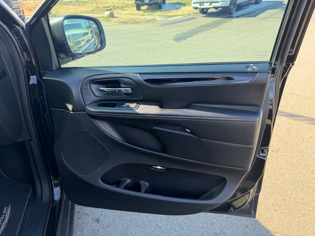 2013 Chrysler Town & Country S