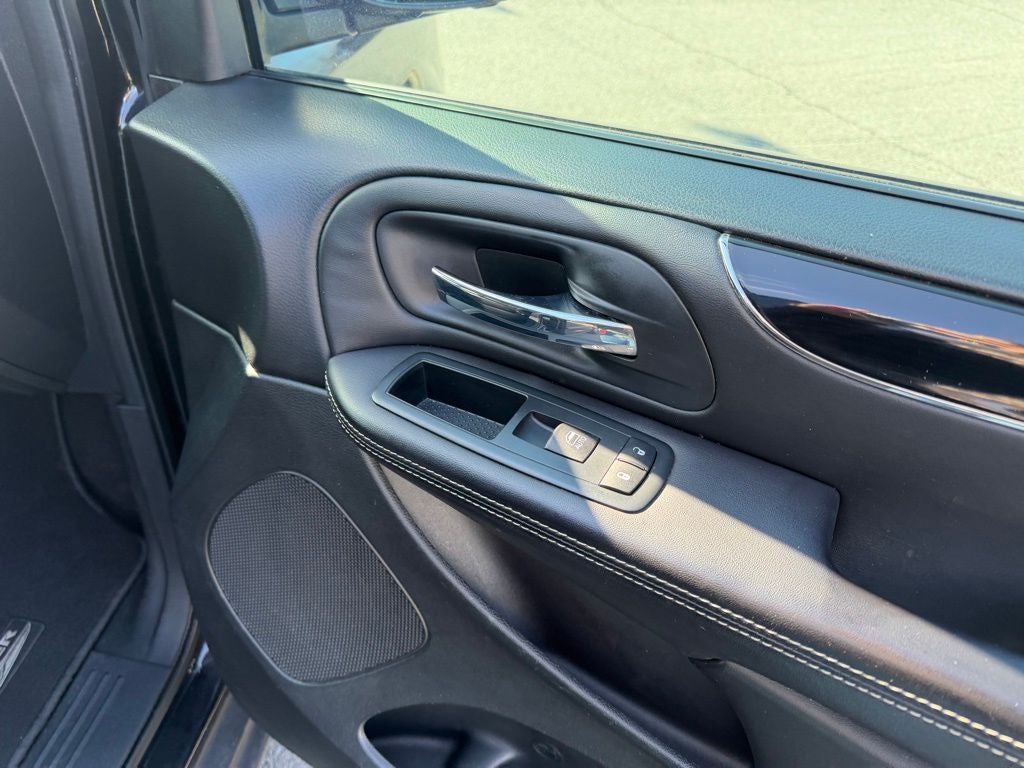 2013 Chrysler Town & Country S