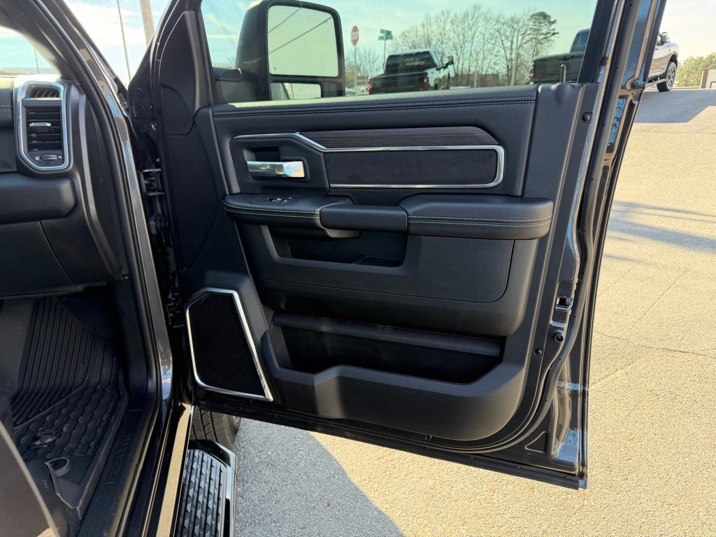 2025 RAM 3500 Laramie Crew Cab 4x4 8' Box