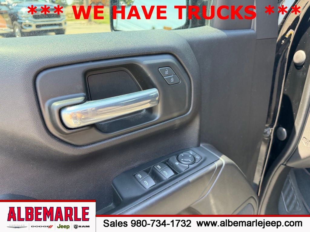 2023 Chevrolet Silverado 1500 2WD Crew Cab Short Bed Custom
