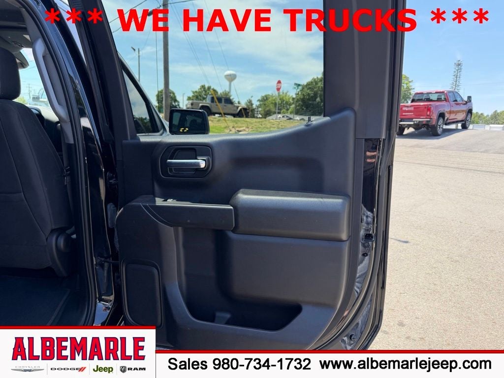 2023 Chevrolet Silverado 1500 2WD Crew Cab Short Bed Custom
