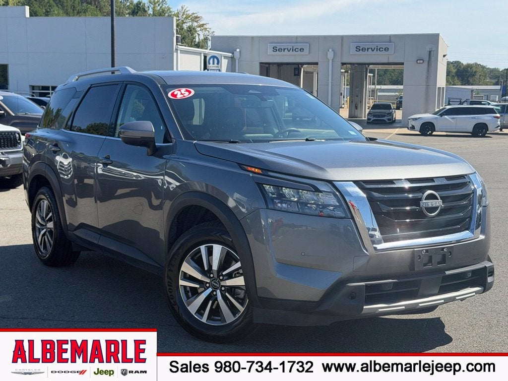 2025 Nissan Pathfinder SL