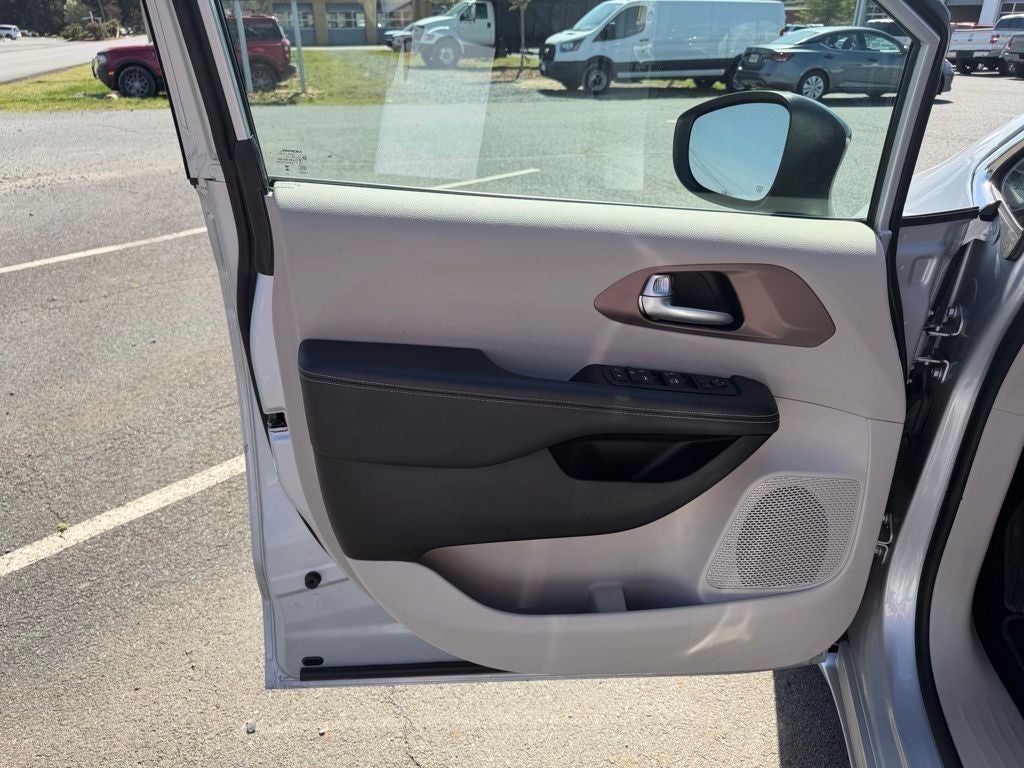 2024 Chrysler Voyager LX