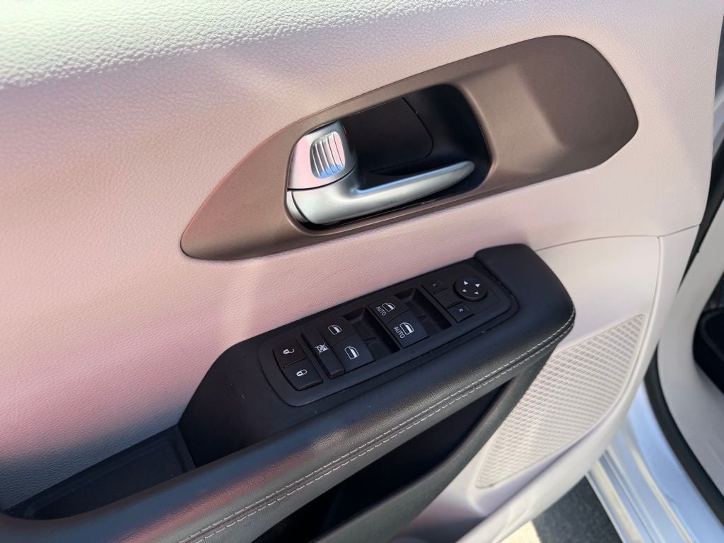 2024 Chrysler Voyager LX