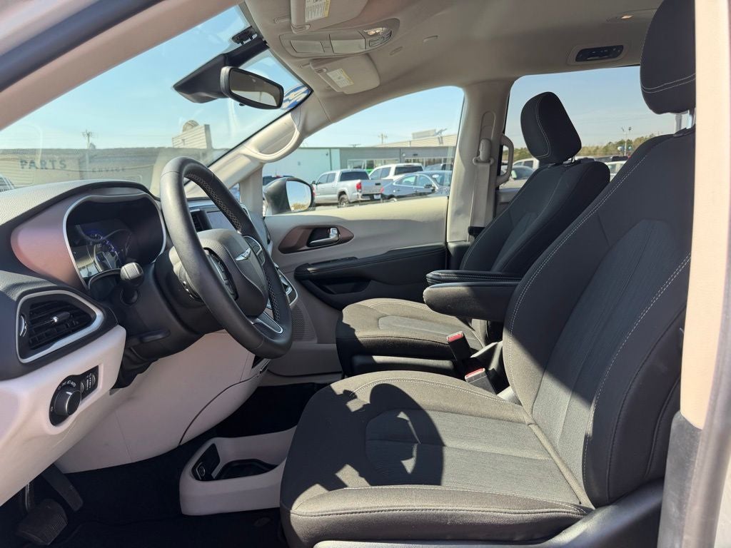 2024 Chrysler Voyager LX