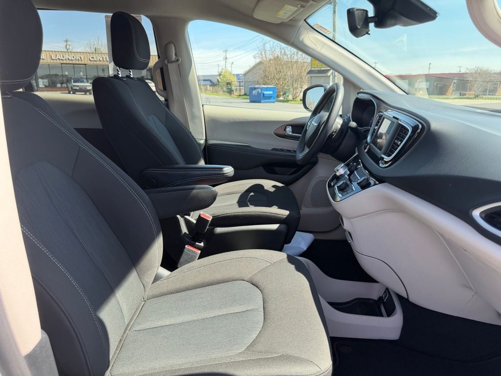 2024 Chrysler Voyager LX