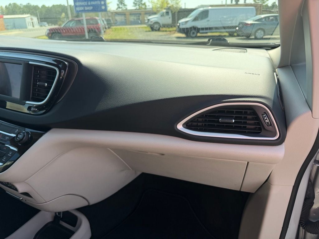 2024 Chrysler Voyager LX